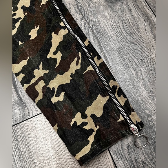 Fashion Nova Size MEDIUM Camo Pattern Pants, Zippers, Metallic Detailing - Picture 3 of 8